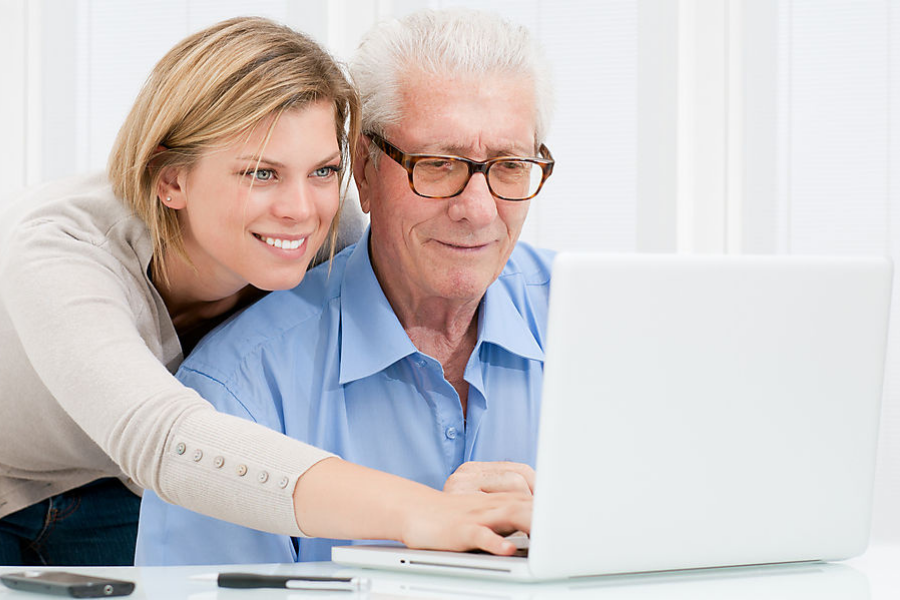 Mayores en Red: un taller para que adultos mayores se familiaricen con el mundo digital